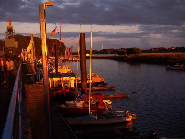 Pension Riverside In Leverkusen Hitdorf Am Rhein - Zentral An Der A1 Und 59 Eksteriør billede
